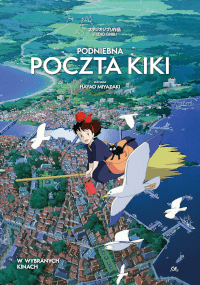 Animowana dziewczynka z czarnymi włosami i czerwoną kokardą jedzie na latającej miotle obok białego ptaka nad nadmorskim miastem. Tekst na obrazie jest w języku polskim i promuje film Podniebna poczta Kiki autorstwa Hayao Miyazakiego.