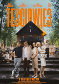 Grupa ludzi stoi przed drewnianym kościołem z płomieniami i dymem wydobywającym się z dachu. W centrum pozują cztery osoby, a nad nimi dużymi żółtymi literami widnieje tytuł TESCIOWIE 3.