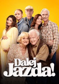 Grupa siedmiu osób, w tym kobieta w ciąży, pozuje blisko siebie i uśmiecha się na żółtym tle. Tytuł Dalej Jazda! pojawia się pogrubionymi białymi literami u dołu.