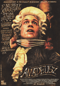 Dramatyczny plakat filmu Amadeusz przedstawiający mężczyznę w białej pudrowanej peruce i kostiumie z epoki, spoglądającego ze zdziwieniem w górę, z ozdobnym żółtym tekstem wymieniającym aktorów i szczegóły filmu na ciemnym tle.