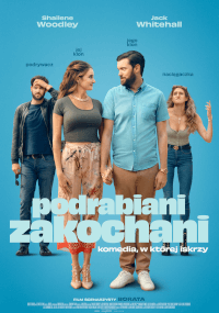 Plakat filmowy Podrabiani Zakochani przedstawia mężczyznę i kobietę trzymających się za ręce i patrzących na siebie, a w tle dwie inne osoby wykonujące ekspresyjne gesty. Tekst jest w języku polskim.