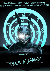 Przerażająca, uśmiechnięta postać w ciemnym stroju królika stoi przed niebieskim wzorem tarczy. Tytuł filmu Donnie Darko znajduje się na dole, a nazwiska obsady i reżysera na górze, wszystkie na czarnym tle.
