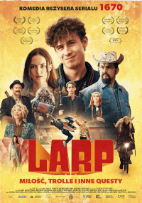 Kolorowy plakat filmowy na LARP przedstawia grupę różnorodnych postaci w kostiumach, ze średniowiecznymi i fantastycznymi rekwizytami, na pomarańczowo-żółtym tle. Tytuł i podtytuł są napisane pogrubionymi, stylizowanymi literami u dołu.