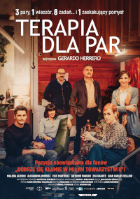 Plakat do filmu Terapia dla Par przedstawia sześć osób pozujących w salonie, z tytułem filmu i napisami w języku polskim wyświetlanymi nad i pod grupą. Nastrój jest swobodny i zachęcający.
