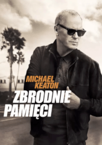 Czarno-biały plakat Michaela Keatona w okularach przeciwsłonecznych i kurtce, stojącego na zewnątrz z palmami w tle. Polski tekst brzmi Michael Keaton Zbrodnie Pamięci.