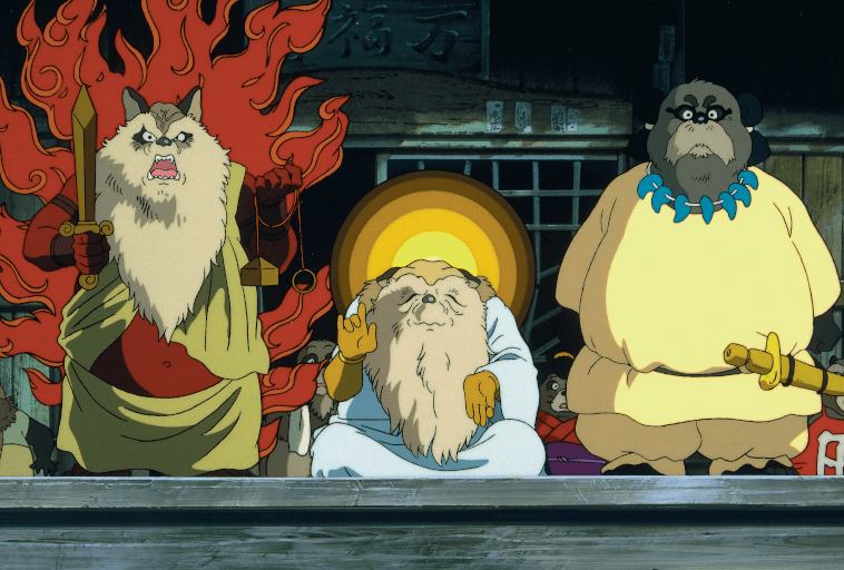 Trzy antropomorficzne szopy pracze w wyszukanych kostiumach siedzą na scenie; jeden nosi czerwone płomienie, jeden jest ubrany na biało ze złotą aureolą, a jeden nosi naszyjnik z niebieskich koralików i trzyma zwój.