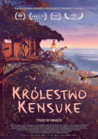 Animowany plakat filmu Królestwo Kensuke, przedstawiający chłopca i psa na tropikalnym klifie z widokiem na morze, z domkiem na drzewie i bujną roślinnością. Nad nimi latają ptaki, a na szczycie pojawiają się festiwalowe laury.