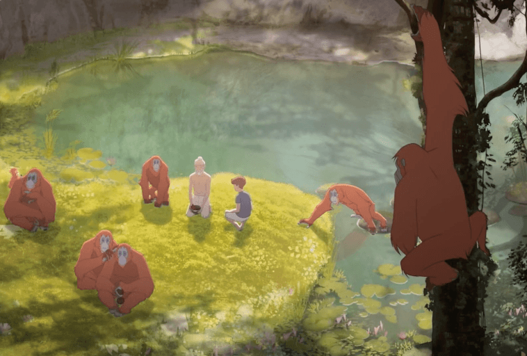 Dwie osoby siedzą na trawie w pobliżu stawu, otoczone przez pięć orangutanów, podczas gdy inny orangutan wspina się na drzewo na pierwszym planie. Scena jest spokojna i skąpana w miękkim, naturalnym świetle.