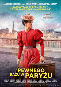 Kobieta w czerwonej sukience i kapeluszu stoi z walizką nad Sekwaną w Paryżu, z wieżą Eiffla w tle. Plakat pochodzi z filmu Pewnego Razu w Paryżu.