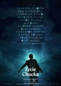 Sylwetka mężczyzny z wyciągniętymi ramionami stoi pod rozgwieżdżonym nocnym niebem. Nad nim znajdują się nazwiska aktorów w świecącym tekście. U dołu widnieje polski tytuł Życie Chucka oraz napisy końcowe Stephena Kinga i Mike'a Flanagana.