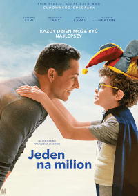 Uśmiechnięty mężczyzna pochyla się do przodu, aby dotknąć nosem młodego chłopca w okularach przeciwsłonecznych i kolorowym kapeluszu błazna. Plakat zawiera polski tekst i tytuł filmu Jeden na milion.