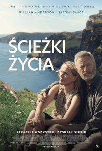 Mężczyzna i kobieta siedzą blisko siebie na trawiastym klifie z widokiem na morze, z błękitnym niebem i klifami w tle. Nad nimi dużymi literami wypisany jest tytuł polskiego filmu "Ścieżki życia".